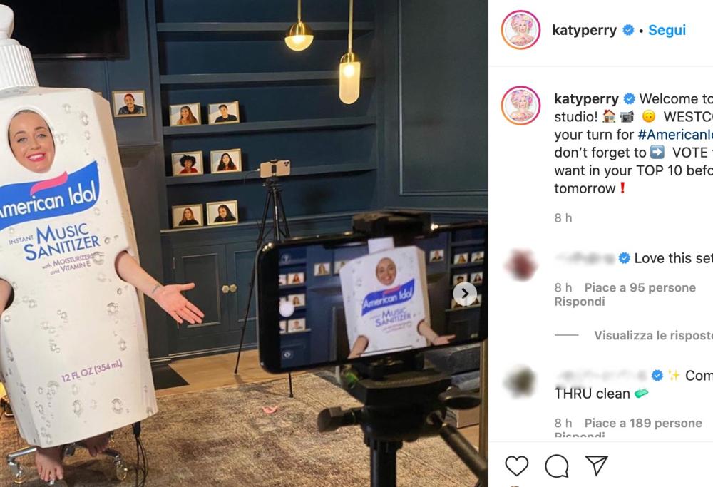 Katy Perry si traveste da disinfettante per le mani per promuovere un programma tv