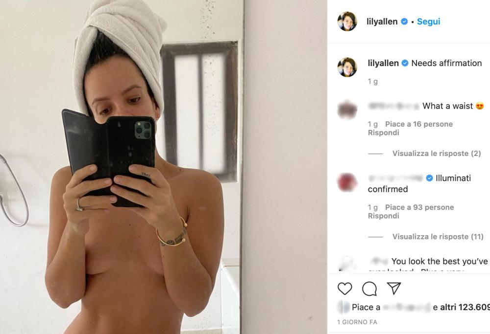 Lily Allen mostra l'anello di fidanzamento nuda allo specchio