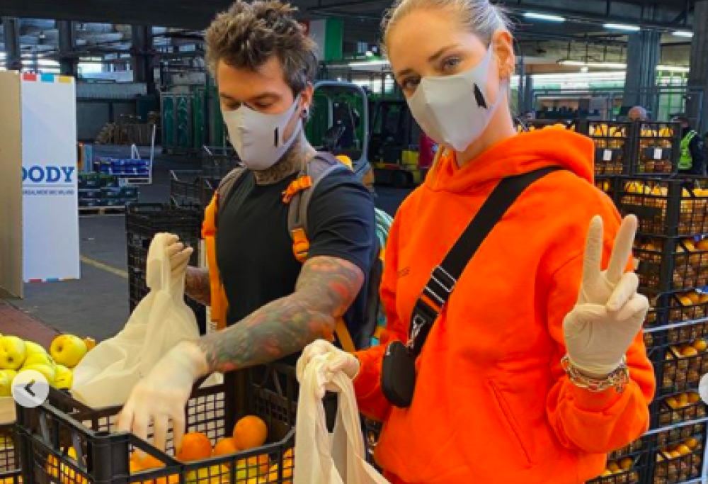 I Ferragnez preparano buste per il cibo dei poveri