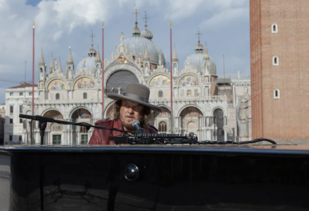 Zucchero gira il video dell'inedito Amore adesso! in una deserta piazza San Marco
