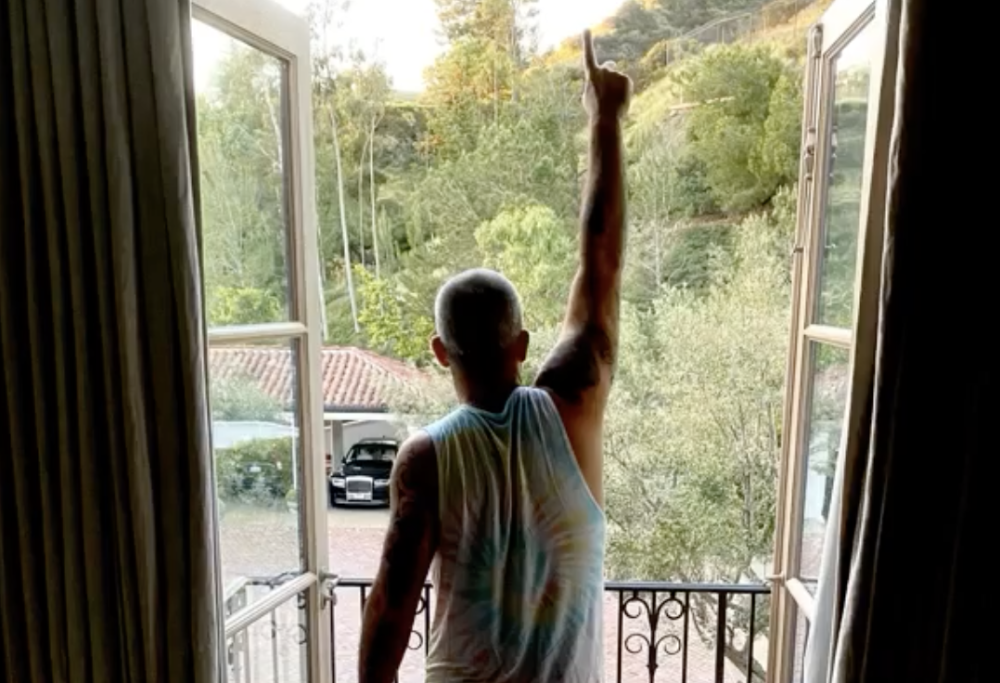 Robbie Williams mostra il sedere in una foto pubblicata dalla moglie su Instagram