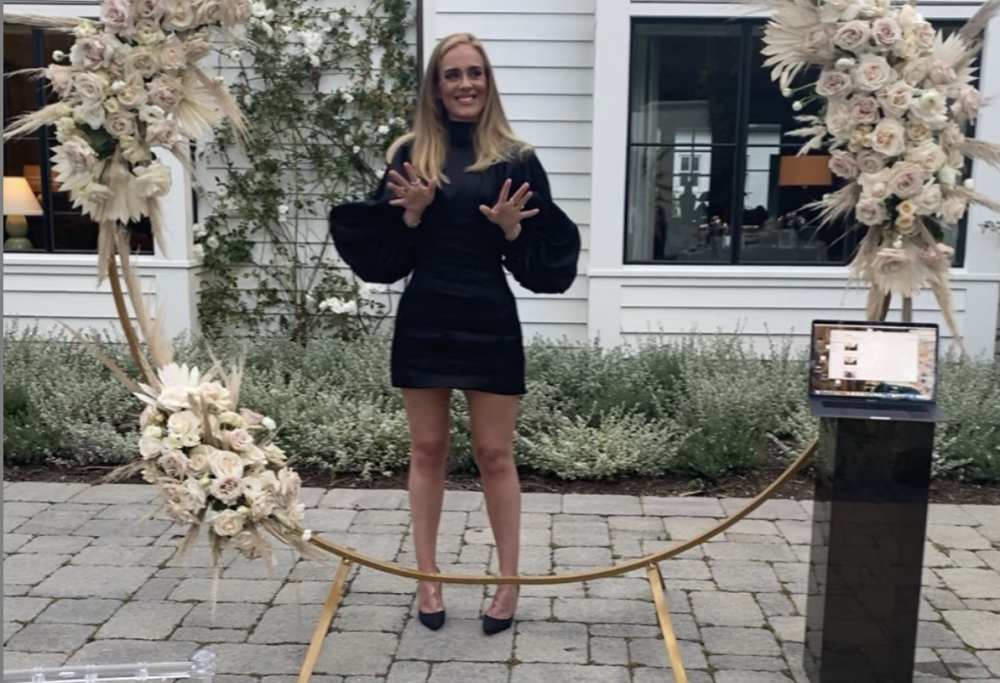 Adele, irriconoscibile per il dimagrimento, festeggia il compleanno in quarantena