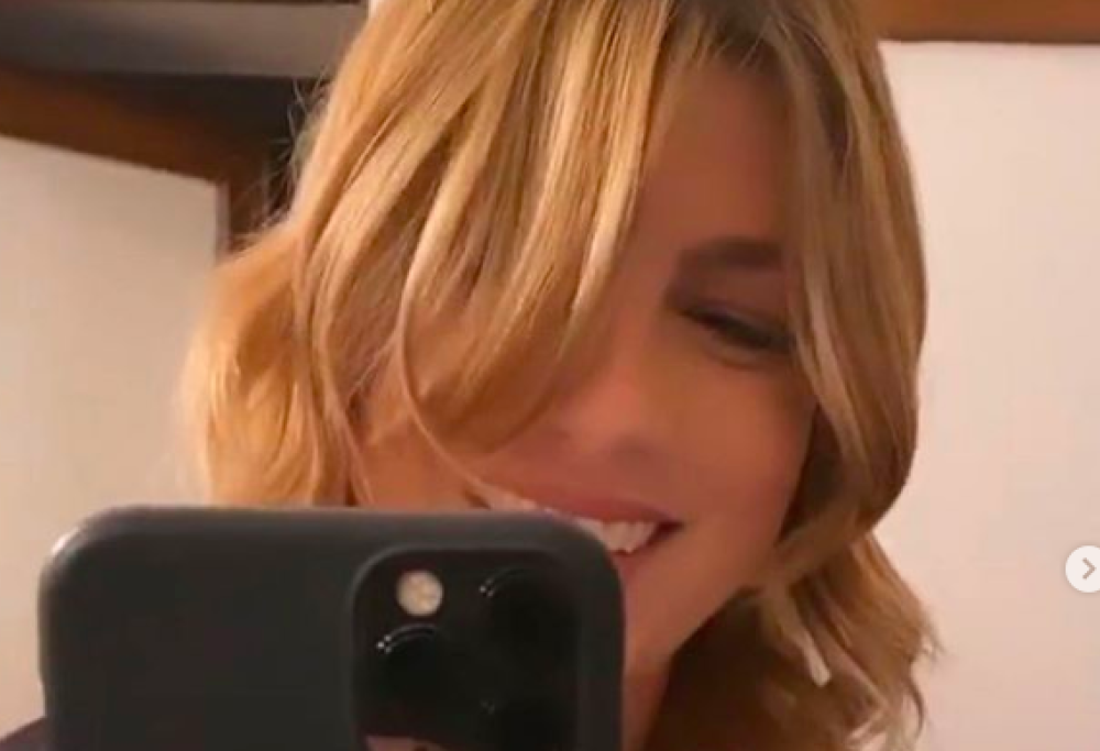 Emma Marrone torna bionda e ci scherza su 