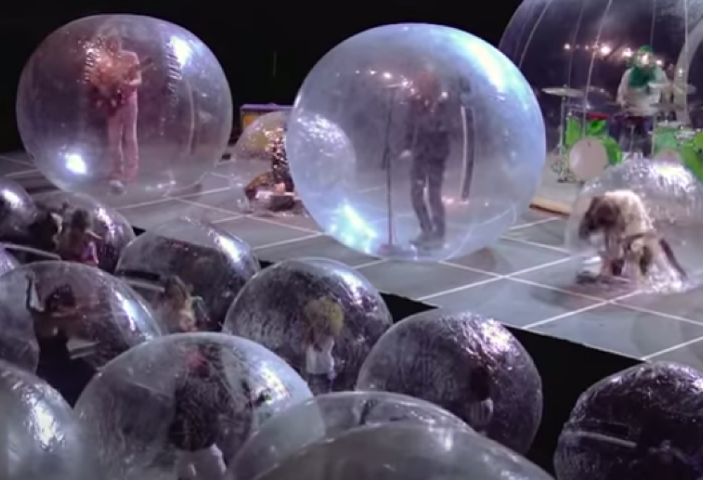 Concerto dentro le bolle di plastica per proteggersi dal virus (come i Flaming Lips)