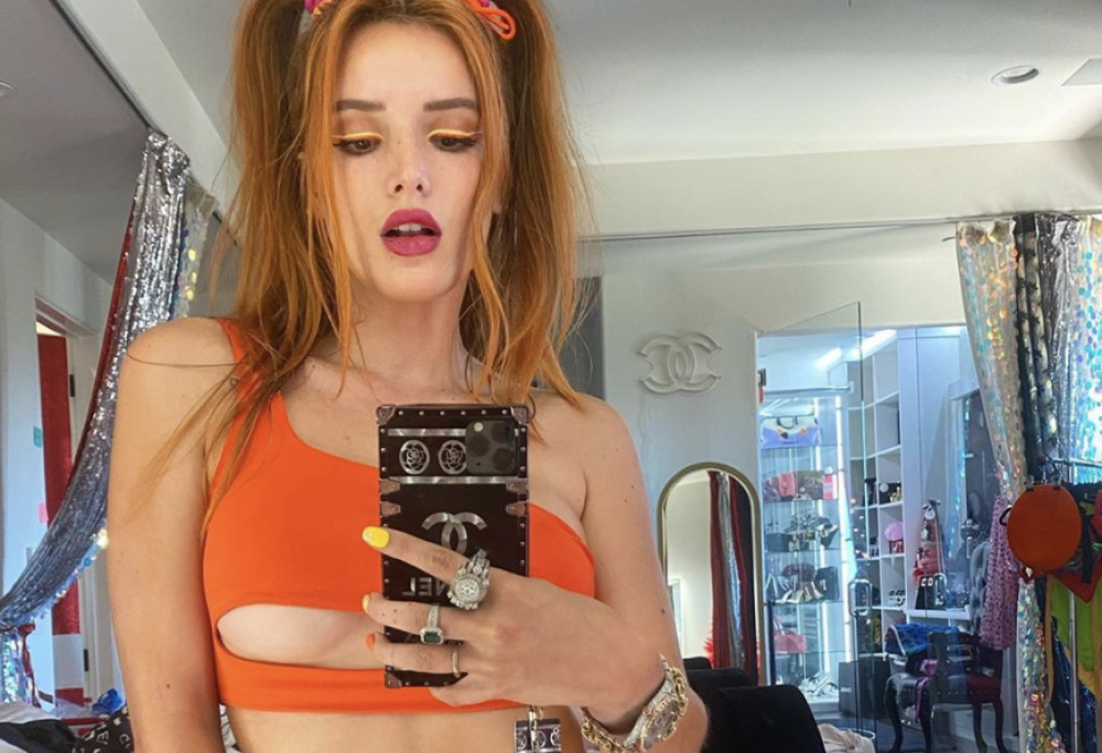 Bella Thorne pubblica delle foto super hot e poi fa gli auguri a Benji: "4 mesi lontana da te"