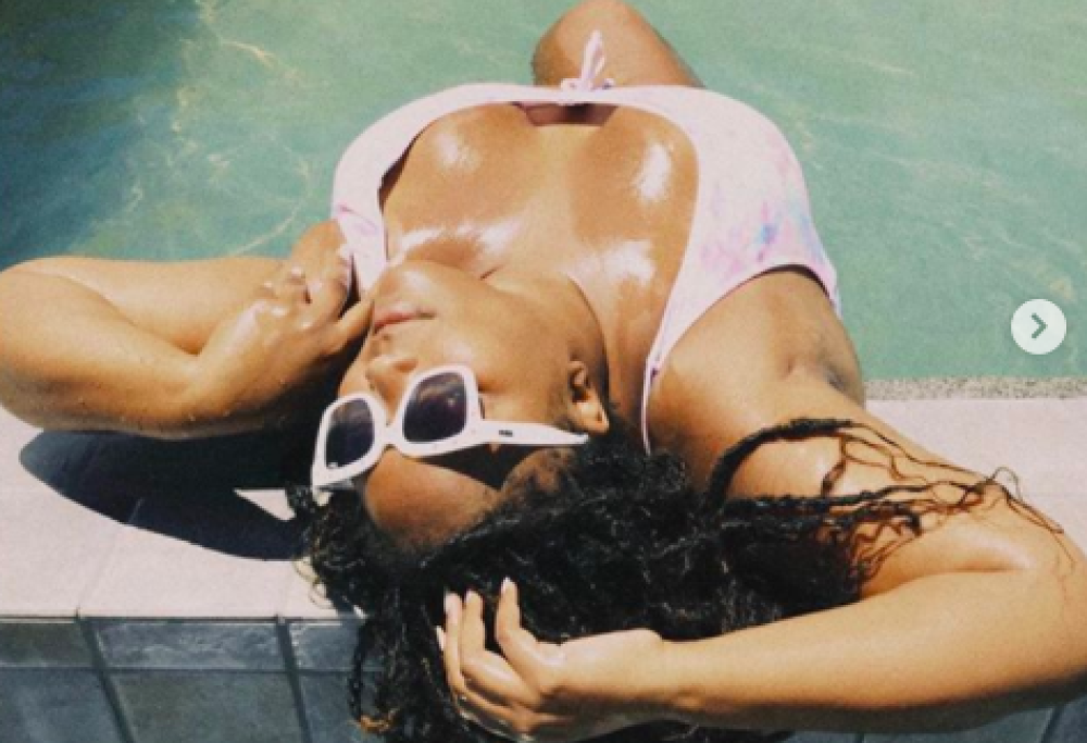 Lizzo fa impazzire tutti con il suo beachwear e il suo bollente twerking