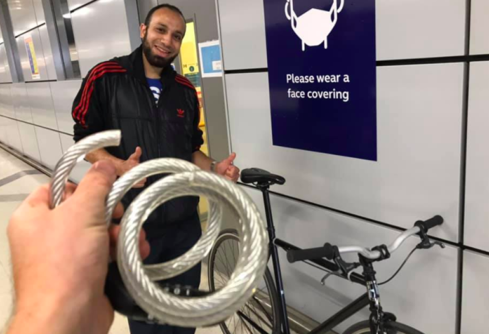 Ferroviere londinese acciuffa un ladro di bici e aspetta il proprietario per 4 ore