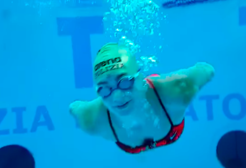 Bebe Vio si allena in piscina: "Mi sento come la Sirenetta"