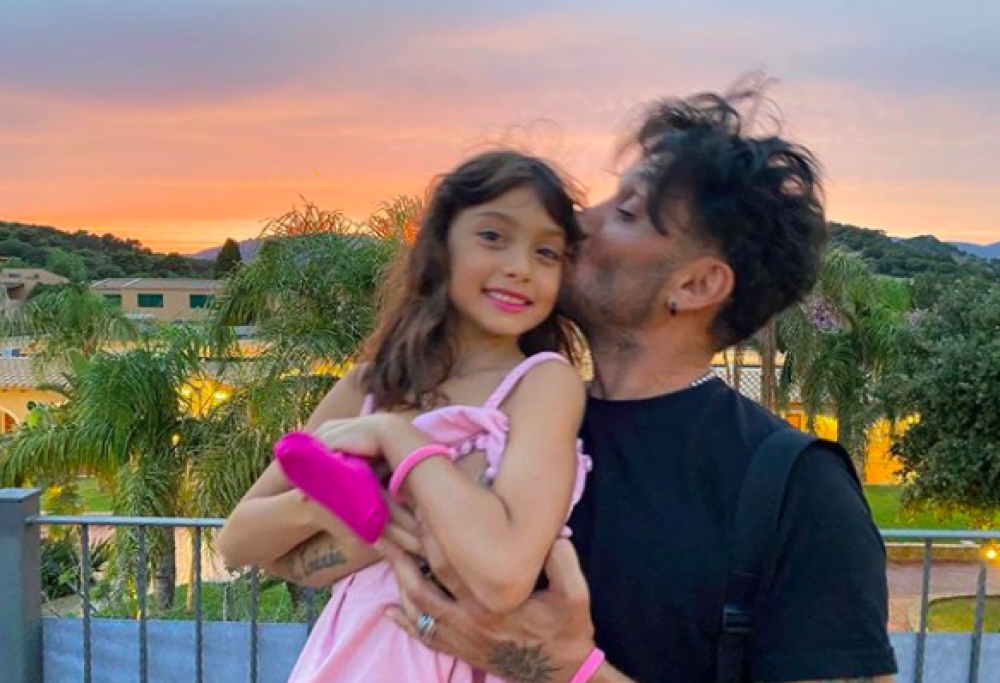 Fabrizio Moro mostra a tutti la sua bambina: "Il mio paradiso"