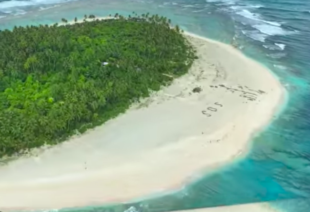 Naufragano su un'isola deserta: scrivono SOS sulla sabbia e vengono salvati