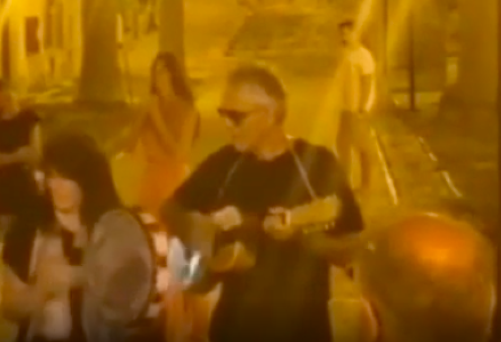 Andrea Bocelli: jam session improvvisata alle Isole Tremiti (senza mascherina)