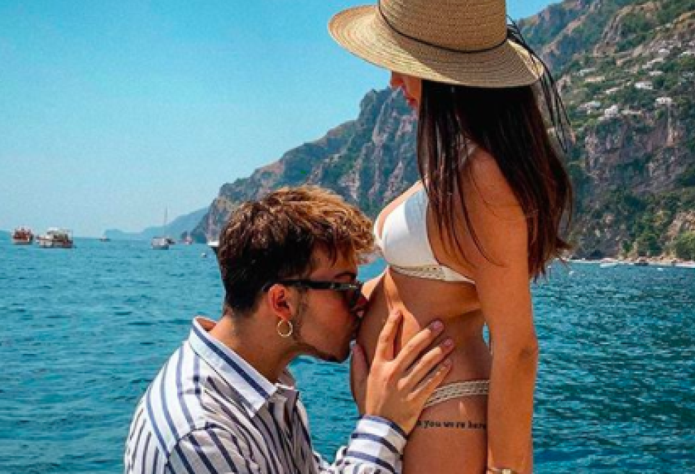 Stash dei The Kolors bacia il pancino di Giulia e fa commuovere i fan
