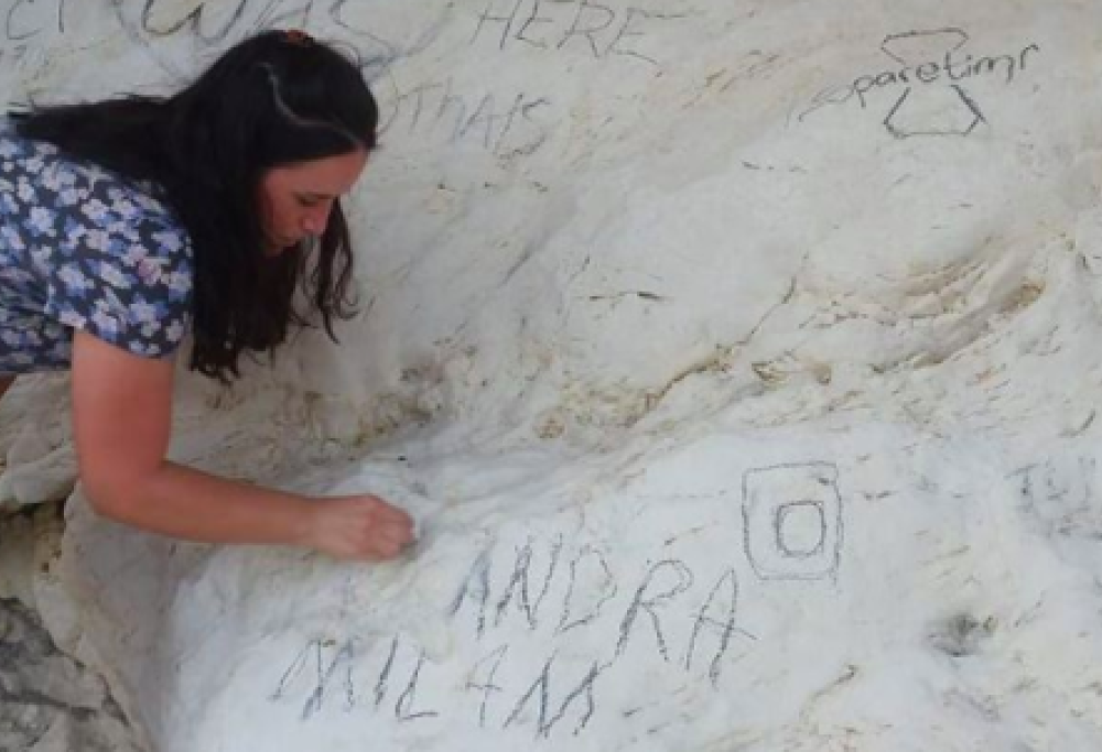 Influencer deturpa la scogliera Patrimonio Unesco per scrivere il suo nome 