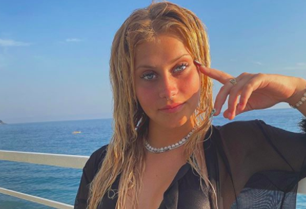 L'influencer Gaia Bianchi: "Se chiudete le discoteche, io non vado più a scuola"