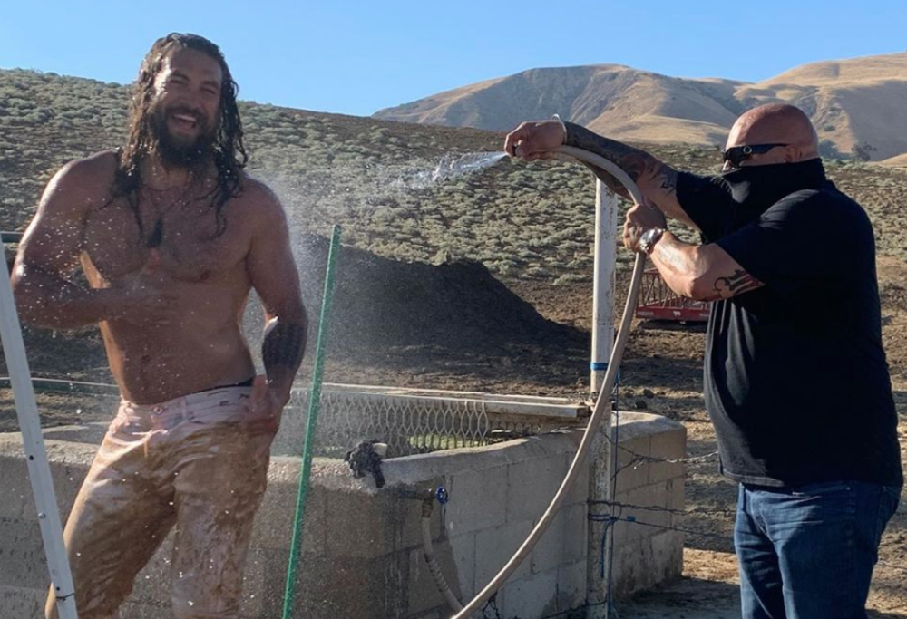 Il lavoro perfetto: "ripulitore" di fango di Jason Momoa 