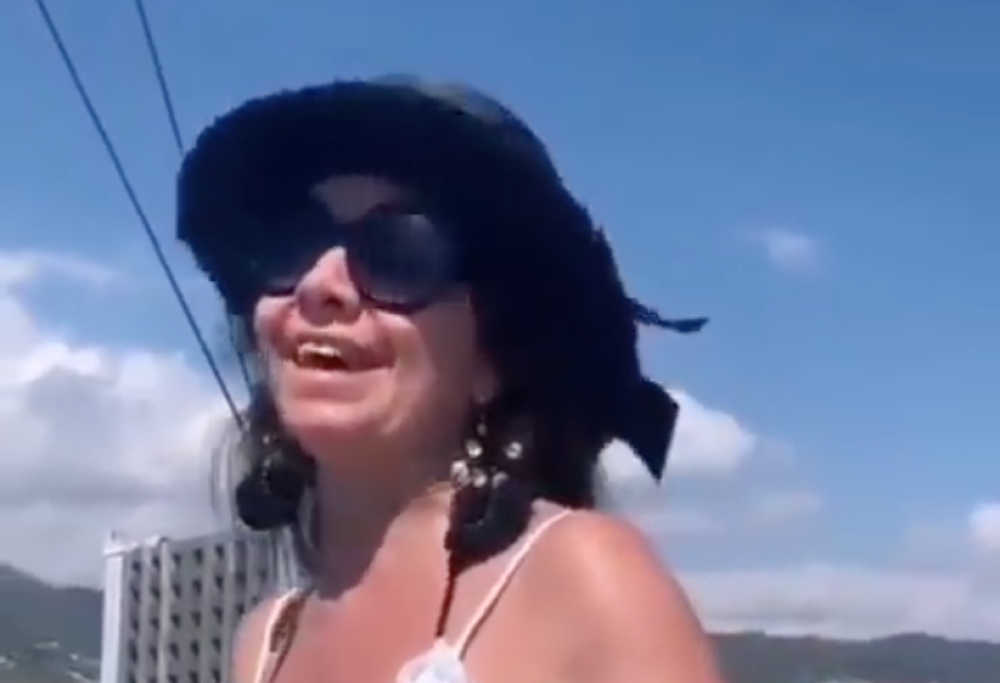 Cristina D’Avena in gita in barca canta la sigla di “One Piece”