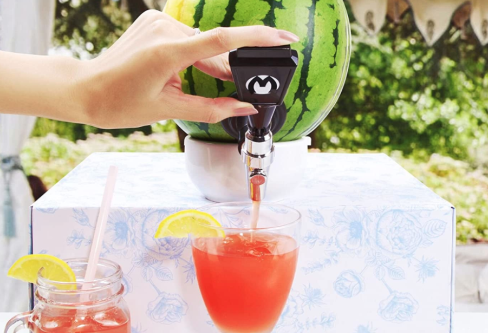 Ecco il kit per bere cocktail alla spina usando un’anguria come dispenser