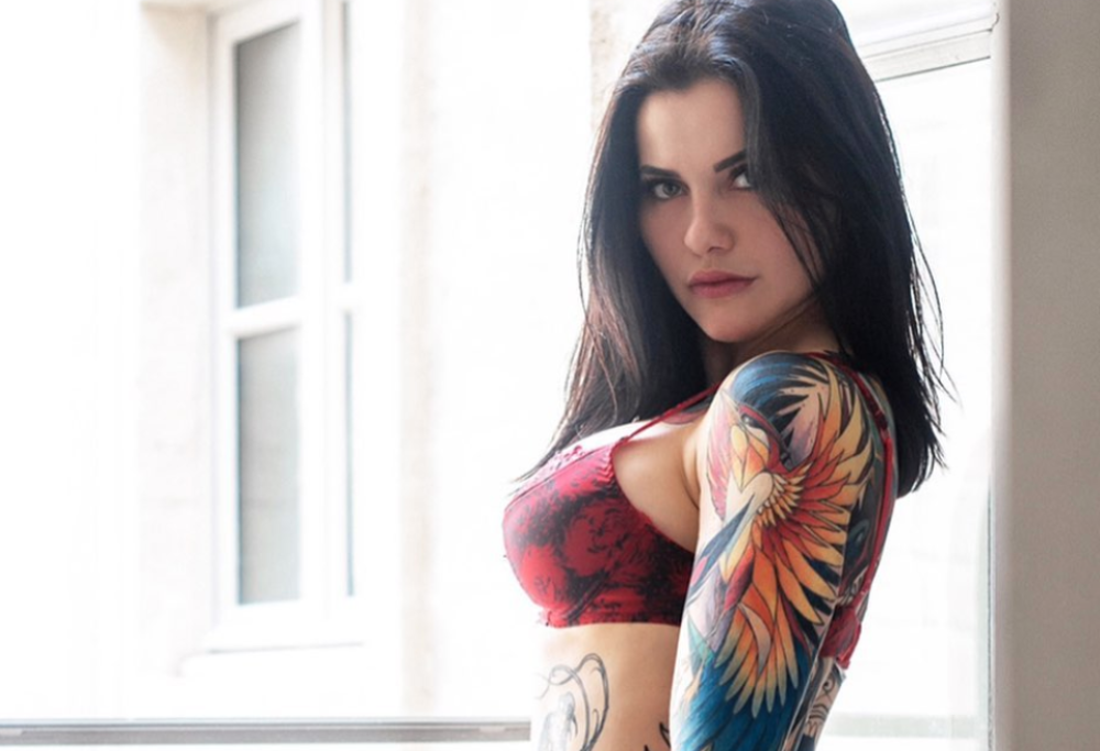 Modella francese si riempie di tatuaggi per non essere scambiata per Megan Fox