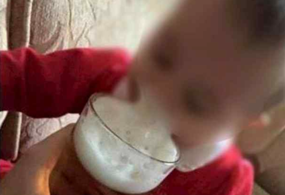 Fa bere birra alla figlia di sei mesi: mamma scatena la polemica sui social