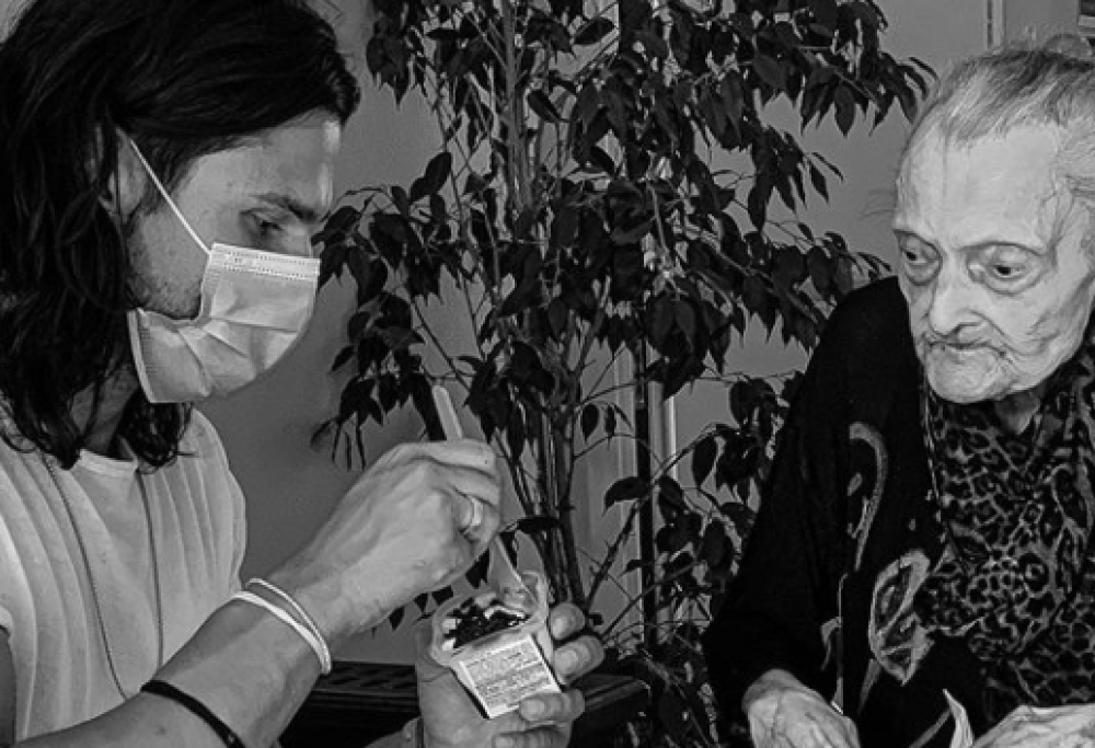 Luca Onestini  che accudisce la nonna di 100 anni è il simbolo della bellezza