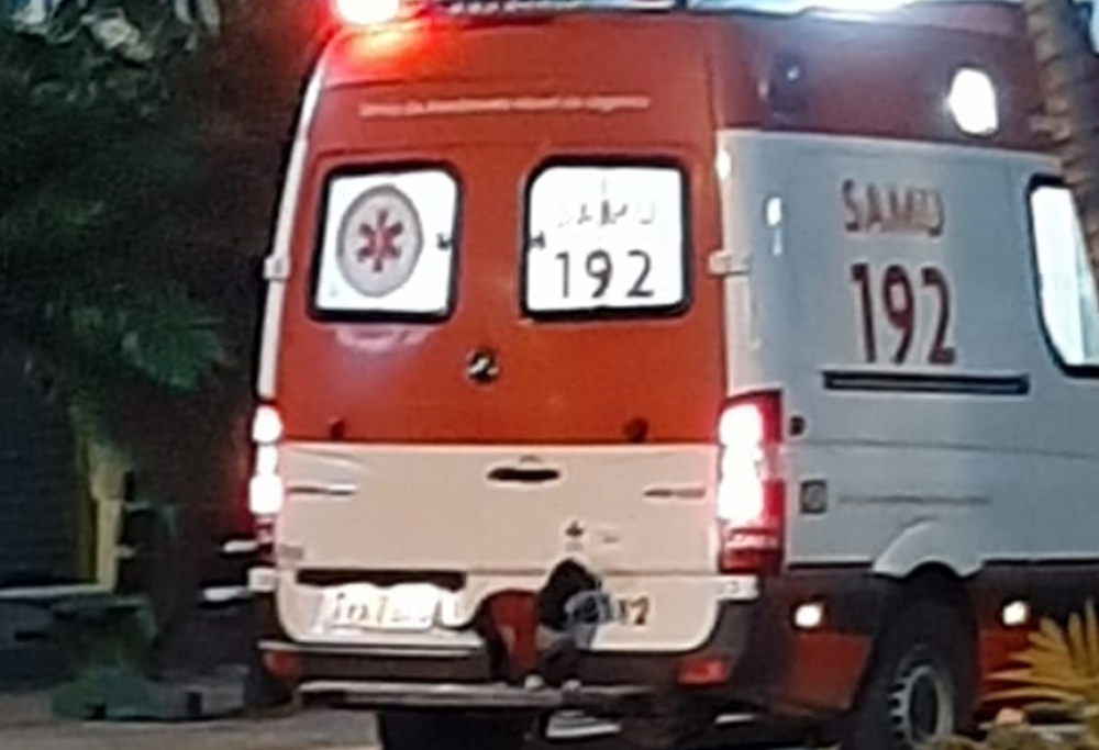 L'amore di questo cane è incredibile: sale sul paraurti dell’ambulanza pur di rimanere accanto al padrone