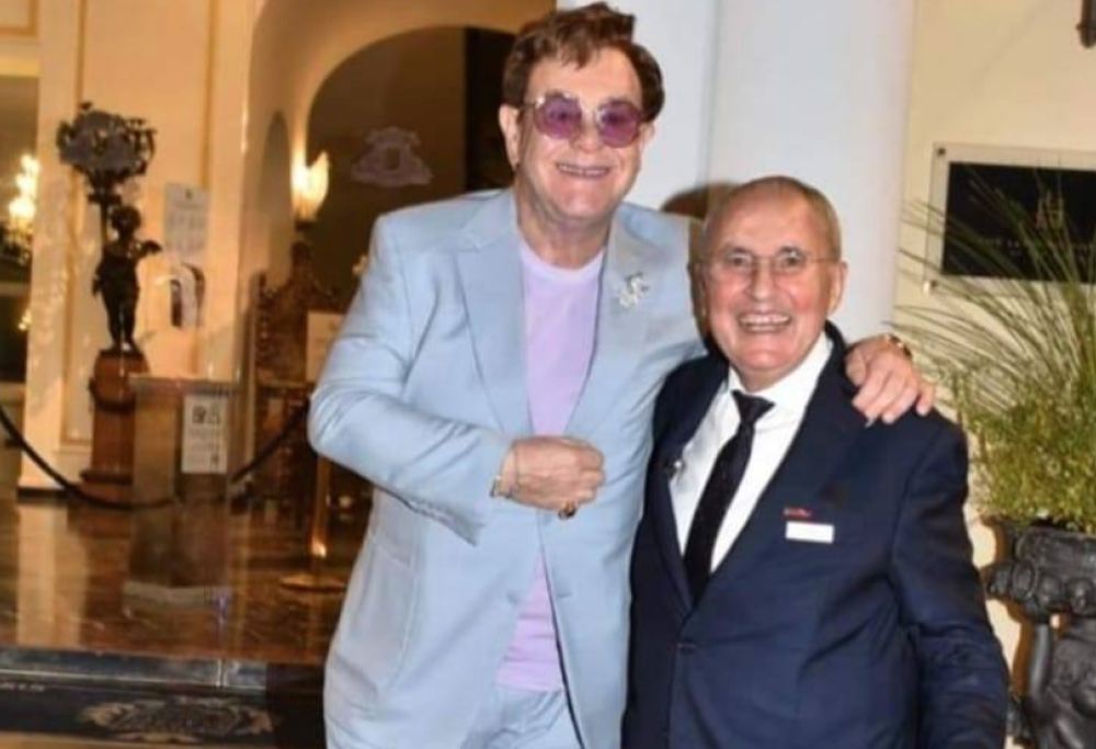 Elton John denunciato dal Codacons perché girava per Capri senza mascherina