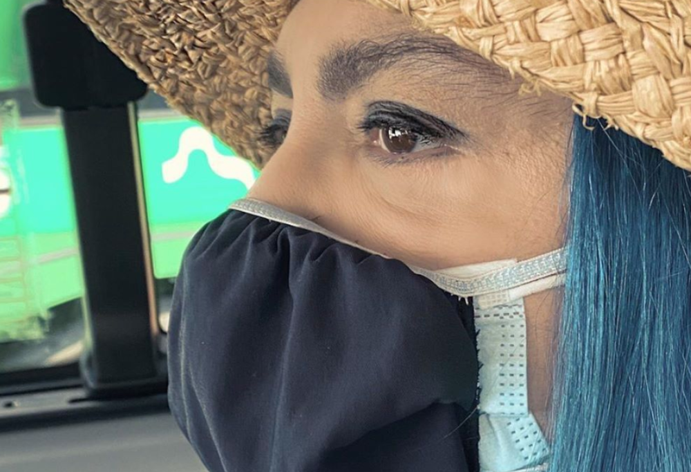 Loredana Berté invita tutti a indossare la mascherina: “Ho sempre infranto le regole, ma la uso anche io”