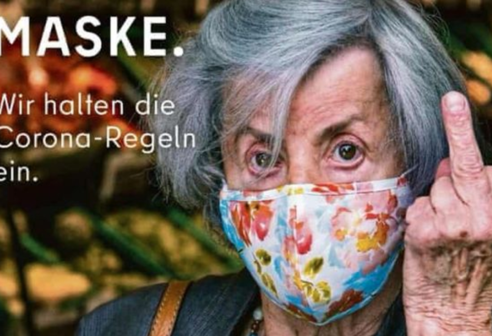 Dito medio rivolto ai “no-mask”: a Berlino è polemica per uno spot pubblicitario