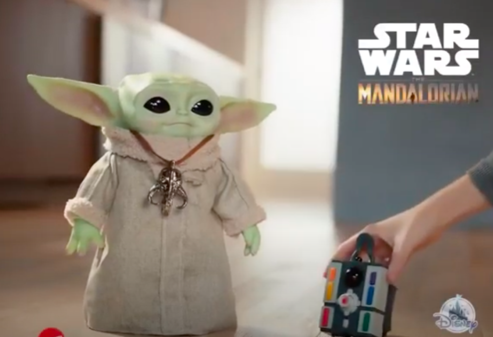 Arriva il Baby Yoda alto 27 cm che ti seguirà per tutta casa