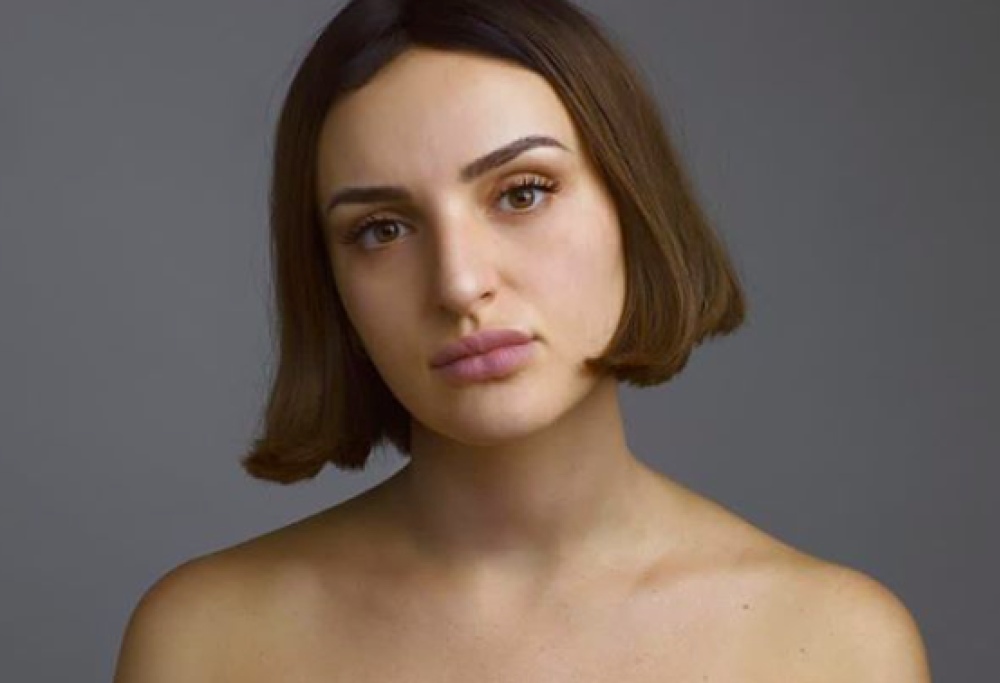 Arisa si spoglia e dedica una poesia a tutte le donne