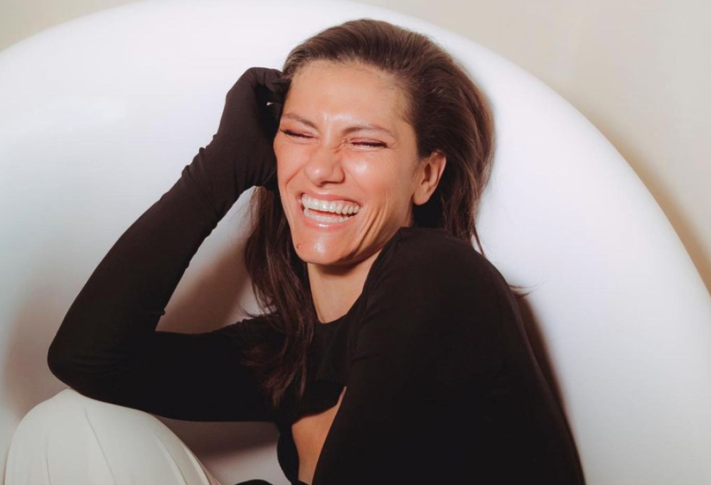 Elisa diventa stilista per lanciare un messaggio di speranza con la sua T-Shirt