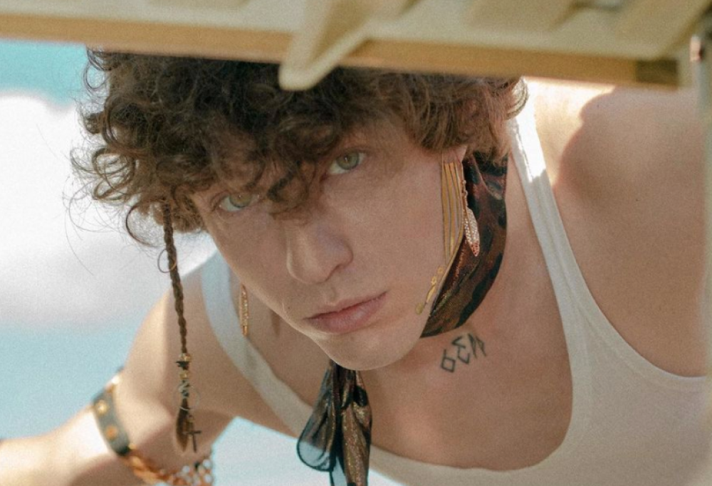 Irama inedito balla davanti ai fornelli su Tik Tok