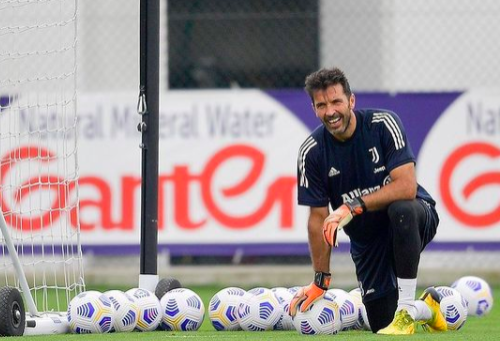 Il video condiviso da Gigi Buffon per festeggiare 25 anni dall'esordio in Serie A è epico
