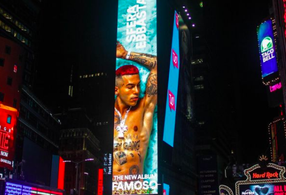 Sfera Ebbasta invade New York e finisce sugli schermi di Times Square 