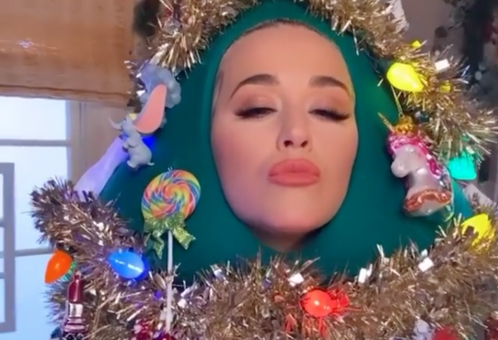 Katy Perry è pronta per le feste: si è vestita da albero di Natale