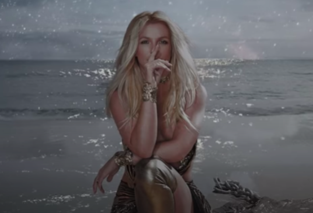 Britney Spears: per il suo compleanno esce l'inedito "Swimming in the Stars"