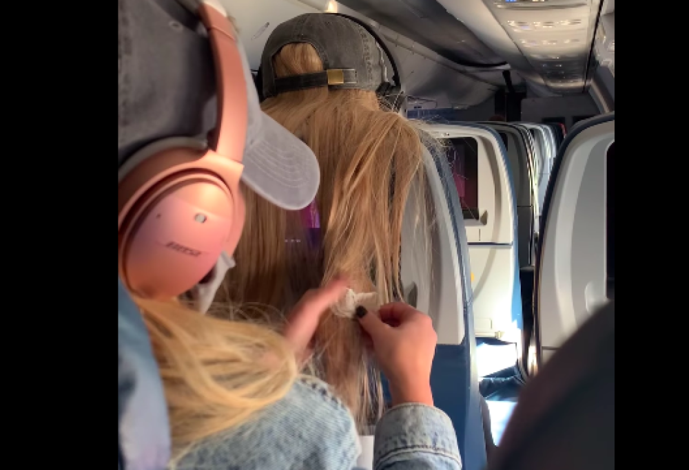 Lite sull’aereo: attacca chewing-gum sui capelli di una passeggera