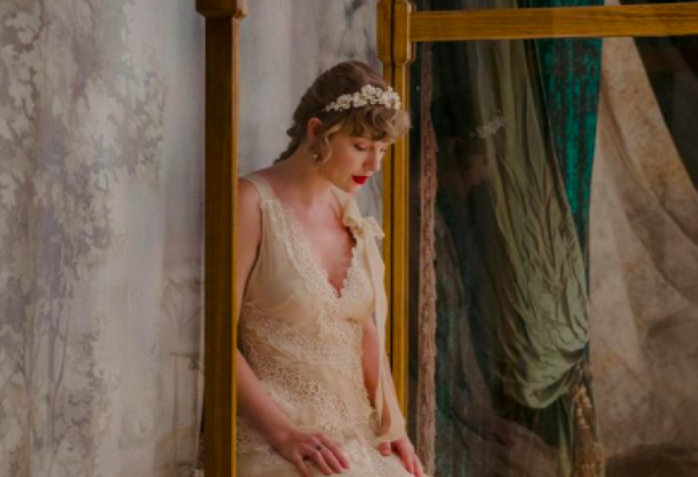 Taylor Swift pubblica l'album "Evermore" a pochi mesi dal precedente
