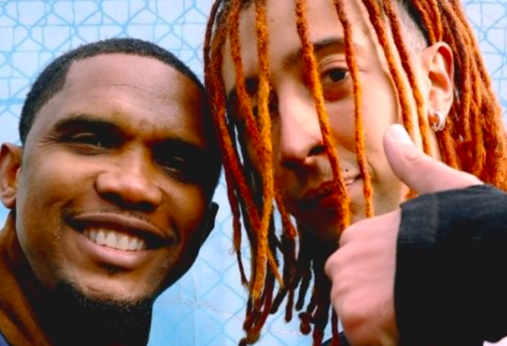 Ghali fa coppia con l'attaccante Samuel Eto’o nel video di "1993"