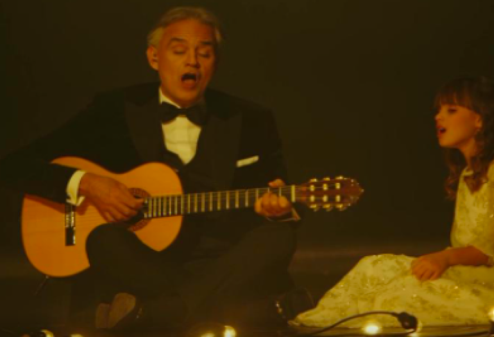 Andrea Bocelli canta con la figlia Virginia un'“Hallelujah” da brividi