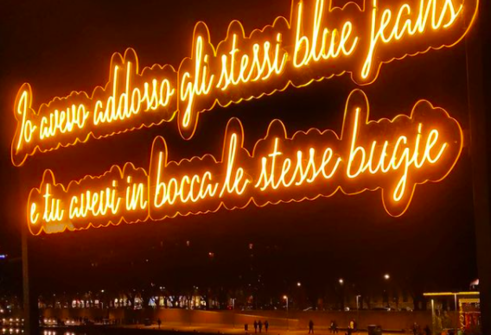 Scritte al neon invadono Milano: è il nuovo brano di Franco 126 e Calcutta