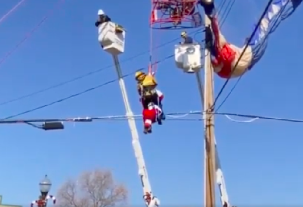 Babbo Natale volante resta impigliato nei cavi della linea elettrica