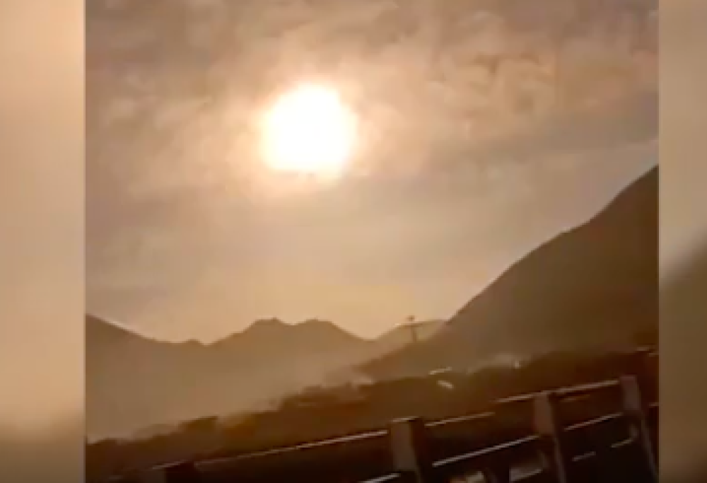 Incredibile palla di fuoco esplode nei cieli della Cina