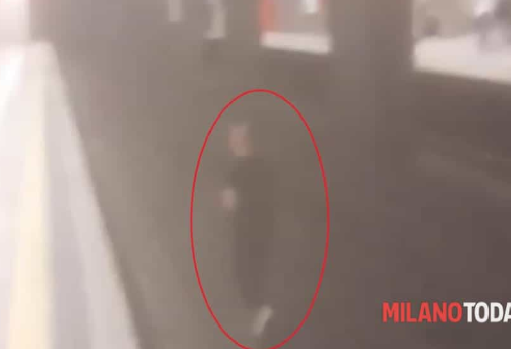 Scende sui binari della metro e si mette a ballare per fare un video da influencer