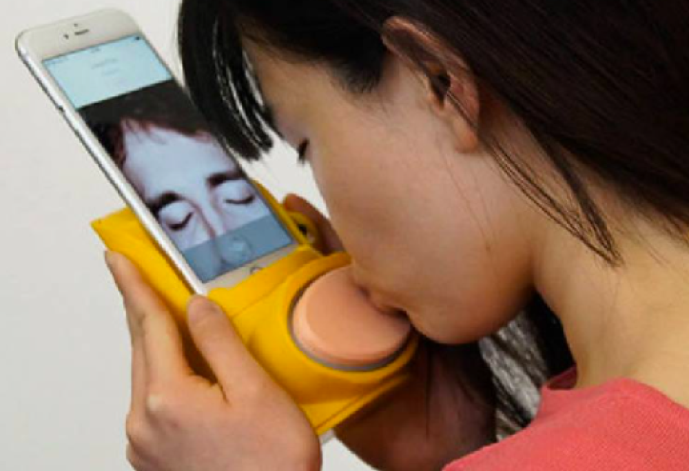 Arriva Kissenger, l'app che permette di baciarsi a distanza