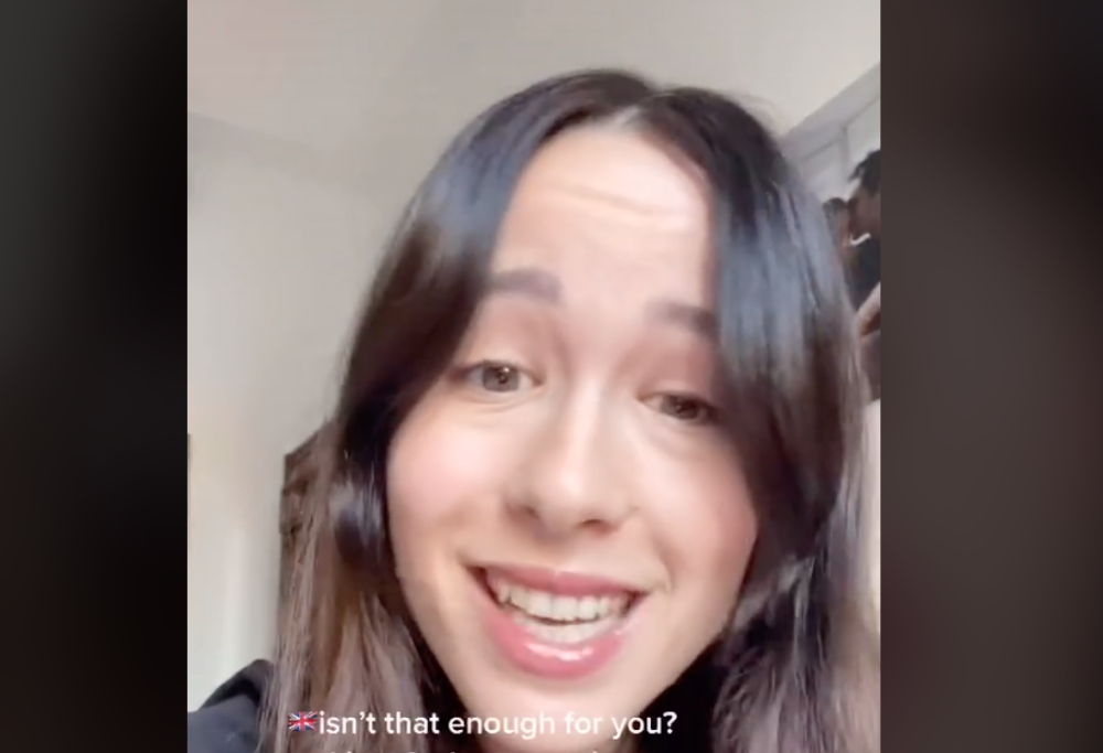 Aurora Ramazzotti risponde rappando a un hater inglese che ha offeso gli italiani: “Meritiamo rispetto”