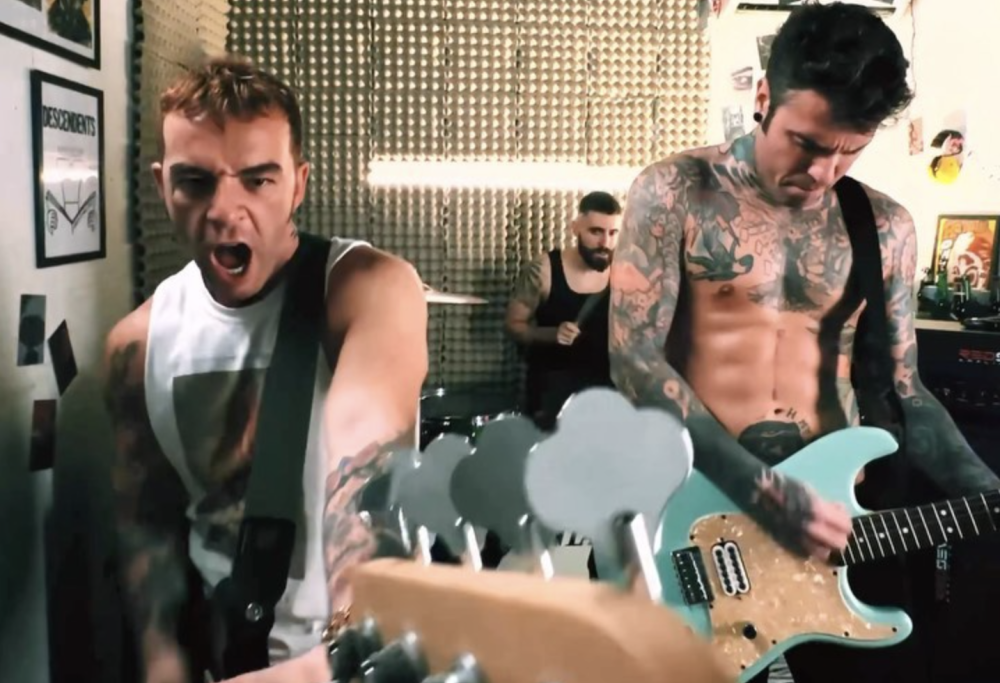Fedez e Salmo suonano insieme come in una band punk rock
