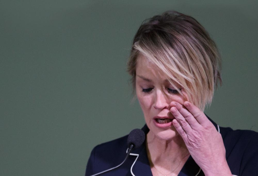Sharon Stone in lacrime: «Ho perso la metà dei miei soldi»