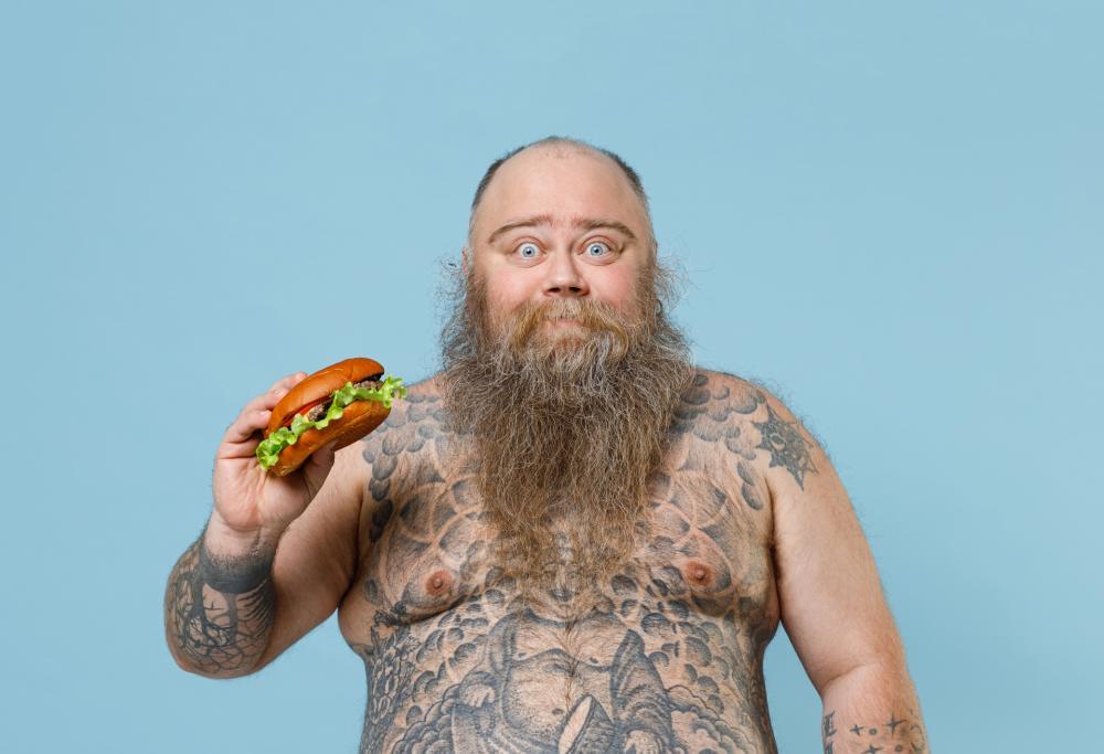 "Addio dieta e palestra”. E si tatua gli addominali per non dover dimagrire