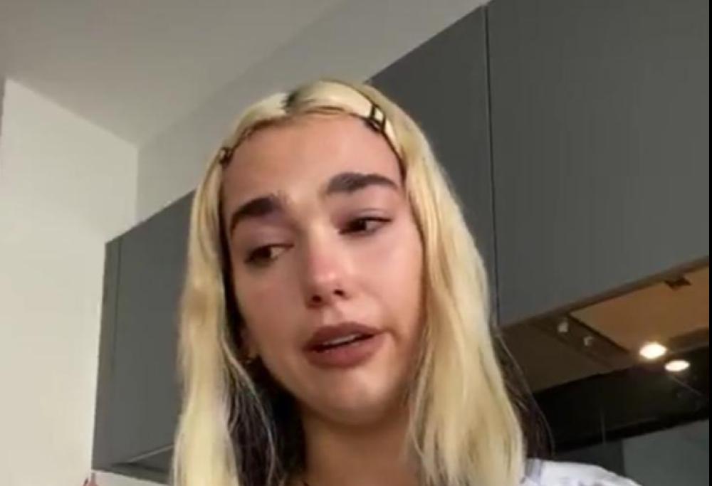 Dua Lipa piange in diretta Instagram e pubblica in anticipo l'album Future Nostalgia
